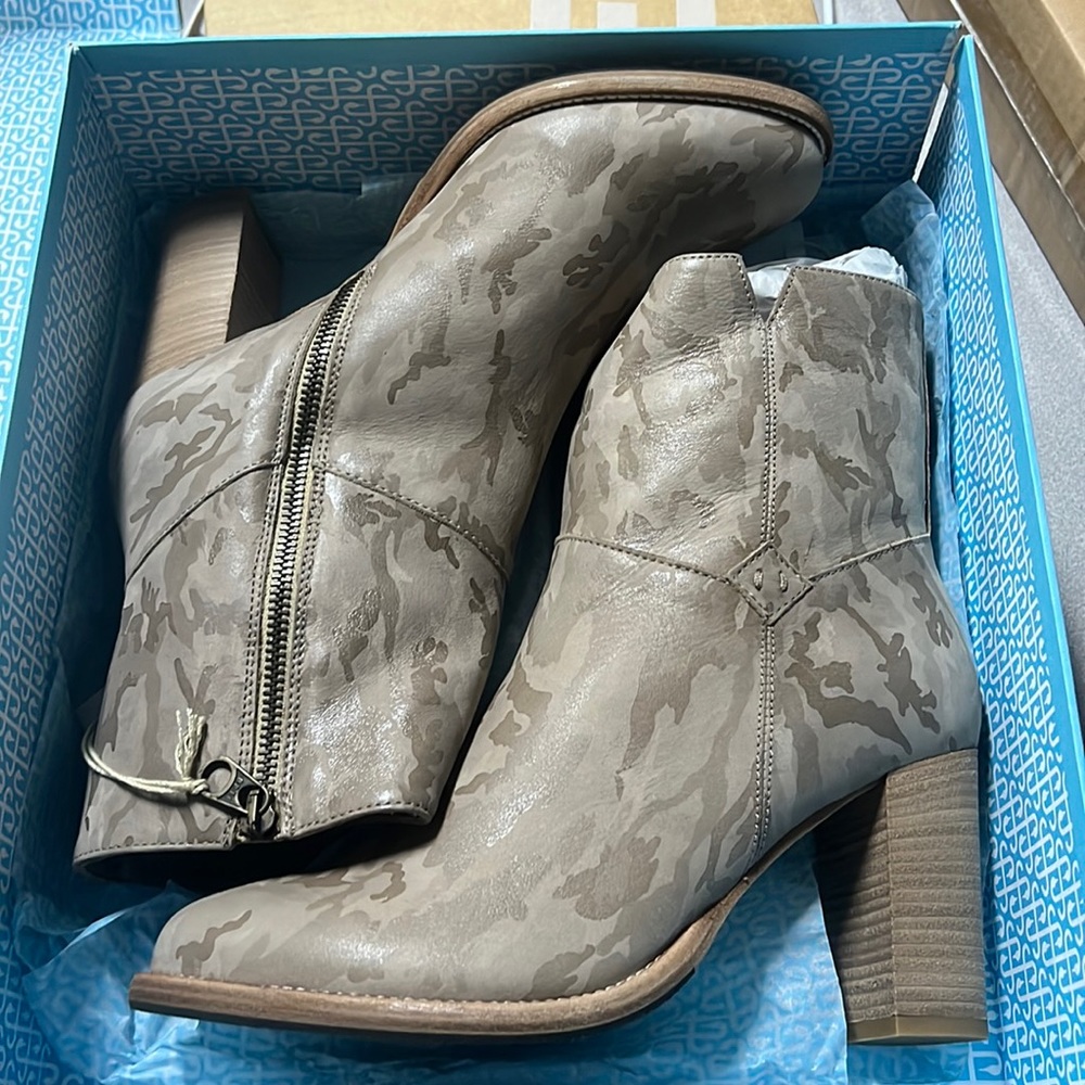 ROSS & SNOW RENATA WATERPROOF GENUINE SHEARLING BOOTIE TAN 9.5